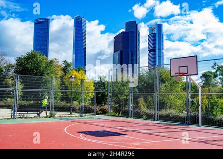 Basketballplatz mit den 5 Wolkenkratzern der Stadt Madrid in Spanien. Europa. Horizontale Fotografie. Stockfoto