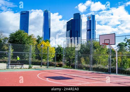 Basketballplatz mit den 5 Wolkenkratzern der Stadt Madrid in Spanien. Europa. Horizontale Fotografie. Stockfoto