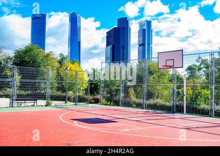 Basketballplatz mit den 5 Wolkenkratzern der Stadt Madrid in Spanien. Europa. Horizontale Fotografie. Stockfoto