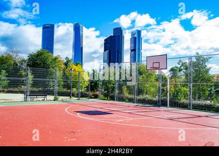 Basketballplatz mit den 5 Wolkenkratzern der Stadt Madrid in Spanien. Europa. Horizontale Fotografie. Stockfoto