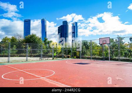 Basketballplatz mit den 5 Wolkenkratzern der Stadt Madrid in Spanien. Europa. Horizontale Fotografie. Stockfoto