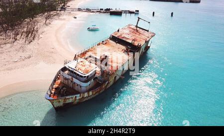 Luftaufnahme eines rostigen Schiffswracks auf der Insel Grand Turk in der Karibik. Stockfoto