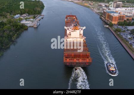 Ein großes Containerschiff verlässt den Hafen von Savannah, nachdem es seine Ladung abgeladen hat. Stockfoto