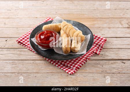 Lateinamerikanische tequeños gefüllt mit Käse auf Holztisch Stockfoto