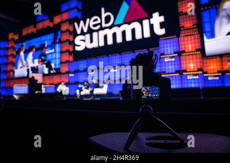 Lissabon, Portugal. November 2021. Eine Kamera zeichnet die Aufzeichnungen der Centre Stage auf, am dritten Tag des Web Summit im Parque das Nacoes in Lissabon. (Foto von Henrique Casinhas/SOPA Images/Sipa USA) Quelle: SIPA USA/Alamy Live News Stockfoto