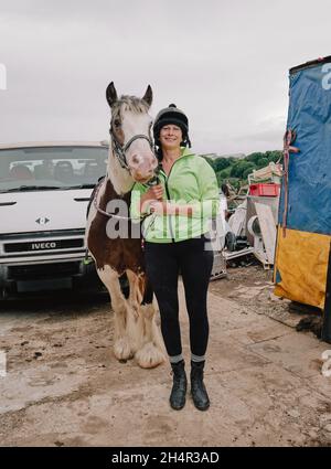 Ein authentisches Pferdebesitzerporträt mit ihrem Pferd in Skinningrove Cleveland North Yorkshire England Stockfoto