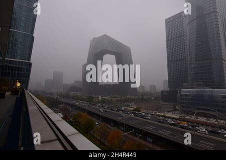 Peking, China. November 2021. Die Hochhäuser in Pekings zentralem Geschäftsviertel (CBD) sind von grauer Luftverschmutzung umhüllt.Peking ist aufgrund einer Smog-Runde, die die Stadt vom 4. November getroffen hat, von widrigen meteorologischen Bedingungen und der Übertragung regionaler Umweltverschmutzung betroffen und wird laut den lokalen Behörden bis zum 6. November voraussichtlich noch andauern. Peking begann die gelbe Warnung vor schwerer Luftverschmutzung um 16:00 Uhr am heutigen Tag. Kredit: SOPA Images Limited/Alamy Live Nachrichten Stockfoto