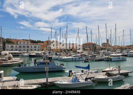 Ein Motorboot der italienischen Finanzpolizei, das im Sommer in den Hafen des Fischerdorfes San Vincenzo, Livorno, Toskana, Italien einfährt Stockfoto