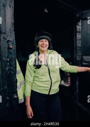 Ein authentisches Pferdebesitzerporträt an ihrer Stalltür in Skinningrove Cleveland North Yorkshire England Stockfoto