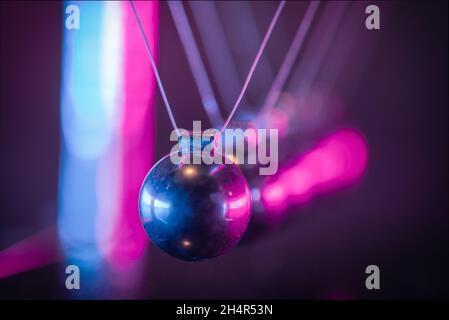 Newton-Wiege. Demonstration des Gravitations-, Aktionsprinzip und Reaktionsprinzips in der Physik. Stockfoto