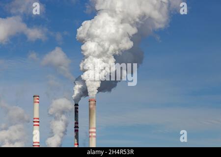 Ausatmung aus einem Kohlekraftwerk Stockfoto