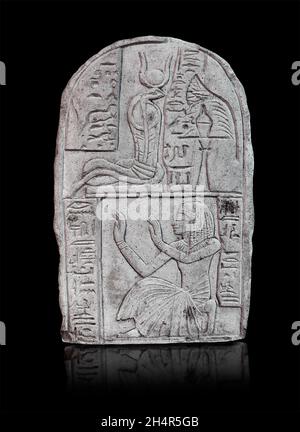 Alte ägyptische Stele von Nakhtimen, 1279 - 1213 v. Chr., Deir el-Medina. Louvre Museum N 4194. Anbetungsszene; unten - ein Mann kniet, geflisseter Kilt, F Stockfoto