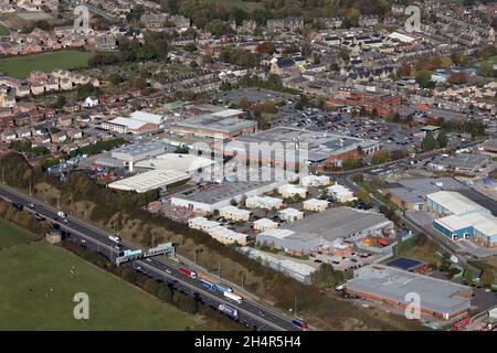 Luftaufnahme von Industrie und Unternehmen in Howley Park Road, Morley und dem Asda Supermarkt Stockfoto