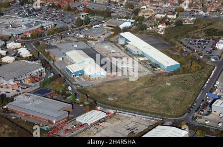 Luftaufnahme von verödlten Fabriken auf der Howley Park Road, Morley, Leeds 27 Stockfoto