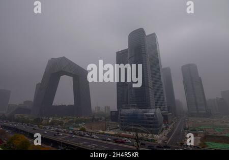 Peking, China. November 2021. Die Hochhäuser in Pekings zentralem Geschäftsviertel (CBD) sind von grauer Luftverschmutzung umhüllt.Peking ist aufgrund einer Smog-Runde, die die Stadt vom 4. November getroffen hat, von widrigen meteorologischen Bedingungen und der Übertragung regionaler Umweltverschmutzung betroffen und wird laut den lokalen Behörden bis zum 6. November voraussichtlich noch andauern. Peking begann die gelbe Warnung vor schwerer Luftverschmutzung um 16:00 Uhr am heutigen Tag. (Foto von Sheldon Cooper/SOPA Images/Sipa USA) Quelle: SIPA USA/Alamy Live News Stockfoto