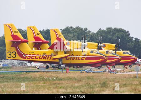 AJACIO, FRANKREICH - 22. Aug 2012: Flotte von Securite Civile Canadair CL-415 Wasserbombern aus Frankreich Stockfoto