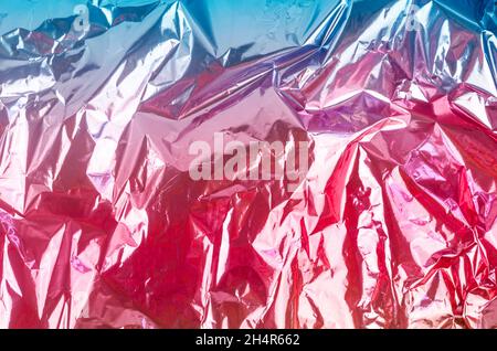 Farbenfroher Folienhintergrund mit glänzend zerknittert Oberfläche für Textur-Hintergrund. Stockfoto