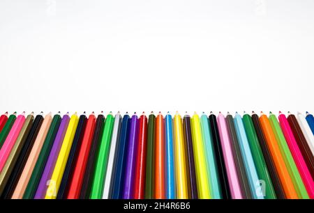Kreatives Back-to-School-Konzept. Farbige Buntstifte vor weißem Hintergrund. Stockfoto