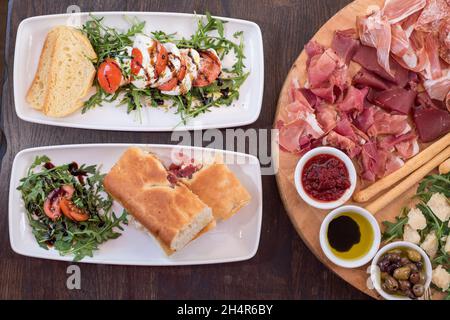 Sheffield, 29. Jan 2018 – Cold Meat and Cheese Sharing Platter, Mozarella Starter, Focaccia Sandwich und ausgewählte Rot- und Weißweine bei Veeno Stockfoto