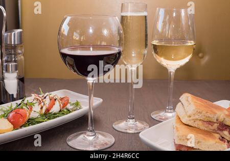 Sheffield, 29. Jan 2018 – Rot- und Weißwein sowie Mozzarella und Tomate oder ein Focaccia-Brot-Sandwich – Vorspeisen im Veeno Stockfoto