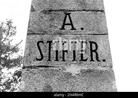 Detailansicht des eingravierten Namens von Adalbert Stifter - Schriftsteller der Sumava-Berge - auf einem Steinmonument über dem Plechy-See, Sumava-Nationalpark, Tschechien Stockfoto