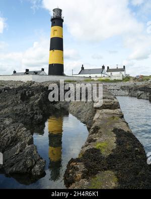 Vertikale Aufnahme eines St.Johns Point Leuchtturms in Nordirland Stockfoto