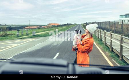 Blick von innen Wohnmobil der Frau mit ihrem Hund Stockfoto