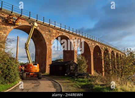 Montrose, Angus, Schottland, Großbritannien 3. November 2021: In der Höhe arbeitend, führen Seilzugangsgruppen eine Instandsetzung zum Rossie Viadukt von Network Rail durch. Brückenreferenz: 090/275. Die Firma AMCO-Giffen arbeitet mit dem Netzwerk zusammen, um dieses Projekt durchzuführen, das einige Monate dauern wird. Kredit: Barry Nixon/Alamy Live Nachrichten/Alamy Live Nachrichten Stockfoto