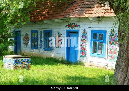 Zalipie, Polen - 21. Juni 2019: Traditionelle handgemalte Blumendekorationen auf einem alten Holzhaus im berühmten polnischen Dorf Zalipie. Stockfoto