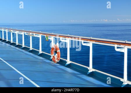 Curacao, Karibisches Meer - 28. März 2017 : Royal Princess Kreuzfahrt Schiff mit Rettungsring auf dem Geländer. Royal Princess ist ein Passagierschiff, das von Prin betrieben wird Stockfoto