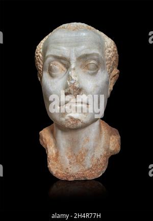 Römische ägyptische Statue Skulptur eines Mannes, ist c.AD, Marmor . Louvre Museum E 2596. Der Mund hat einen Ausdruck von Autorität, der Kopf ist von einem gealterten m Stockfoto