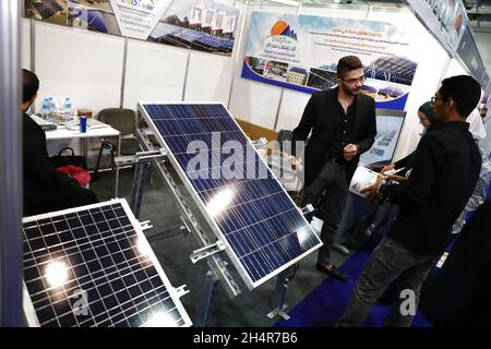 (211104) -- KAIRO, 4. November 2021 (Xinhua) -- Menschen besuchen einen Solarpanel-Stand auf einer Energiemesse in Kairo, Ägypten, am 3. November 2021. Die 30. Ausgabe der größten Energiemesse Ägyptens endete am späten Mittwoch in der Hauptstadt Kairo. Die dreitägige Ausstellung, die vom ägyptischen Ministerium für Elektrizität und erneuerbare Energien organisiert wurde, wurde als „Egypt Energy“ bezeichnet und beherbergte 60 nationale und globale Unternehmen im Energiesektor. (Xinhua/Ahmed Gomaa) Stockfoto