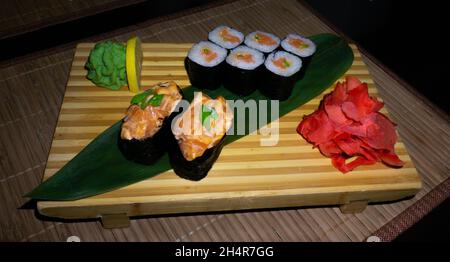 Ein Satz Brötchen und Sushi mit Ingwer und Wasabi. Japanisches Essen. Stockfoto