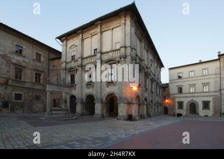 Altstadt, Palazzo Nobili-Tarugi Palast, Piazza Grande Platz, Montepulciano, Toskana, Italien, Europa Stockfoto