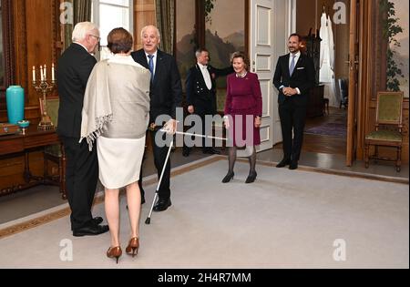Oslo, Norwegen. November 2021. Bundespräsident Frank-Walter Steinmeier (l.) und seine Frau Elke Büdenbender (2. V.l.) werden von König Harald V. von Norwegen (3. V.l.), Königin Sonja von Norwegen und Kronprinz Haakon zu einem Mittagessen und einem Gespräch empfangen. Steinmeier wird zwei Tage in Norwegen sein. Kredit: Britta Pedersen/dpa-Zentralbild/dpa/Alamy Live Nachrichten Stockfoto