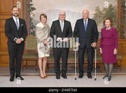 Oslo, Norwegen. November 2021. Bundespräsident Frank-Walter Steinmeier (Mitte) und seine Frau Elke Büdenbender (2. Von links) werden von König Harald V. von Norwegen (2. Von rechts), Königin Sonja von Norwegen und Kronprinz Haakon zu einem Mittagessen und zu Gesprächen empfangen. Steinmeier wird zwei Tage in Norwegen sein. Kredit: Britta Pedersen/dpa-Zentralbild/dpa/Alamy Live Nachrichten Stockfoto