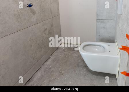 Wandtoilette während Renovierungsarbeiten in einer Wohnung Stockfoto