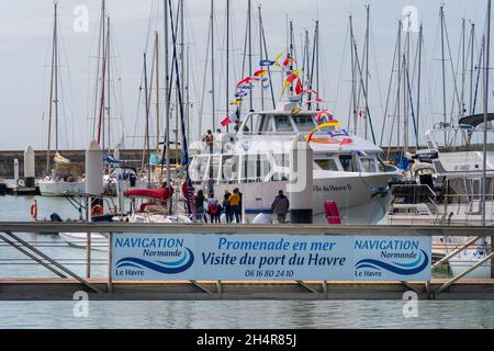 Le Havre, Frankreich - 8. August 2021: Menschen, die sich mit Touristenbooten in der Marina von Le Havre, Normandie, für eine Besichtigungstour einschiffen Stockfoto