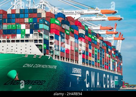 Le Havre, Frankreich - 29. Juli 2021: Montmartre verfügt über ein ultragroßes und modernes Containerschiff des französischen Schifffahrtsmajors CMA CGM im Hafen von L Stockfoto