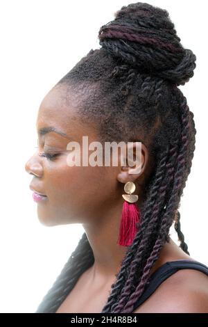 Ein Profilporträt einer afroamerikanischen Frau, isoliert auf weißem Hintergrund. Stockfoto