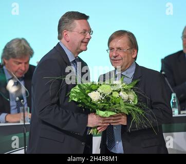 Deutschland. April 2016. Außerordentlicher DFB-Bundestag, DFB, Wahl des DFB-Präsidenten neuer DFB-Präsident Reinhard Grindel, rechts Dr. ein Koch Credit: dpa/Alamy Live News Stockfoto