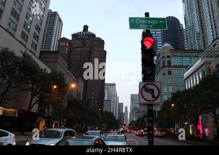 Überqueren der Michigan Avenue in Chicago an einem Sommerabend Stockfoto