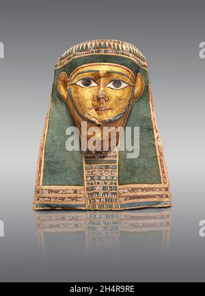 Ägyptische ptolemäische Mumienmaske, 332-30 v. Chr., bemaltes Holz, Louvre Museum N2867. Mann (Stirnband, ousekh Halskette, Bart Halskette, Herz Amulett). Höhe: 33 Stockfoto