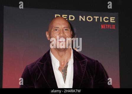 Dwayne Johnson 11/03/2021 die Weltpremiere von 'Red Notice' fand im La La Live Xbox Plaza in Los Angeles, CA. Foto von I. Hasegawa / HNW / PictureLux Stockfoto