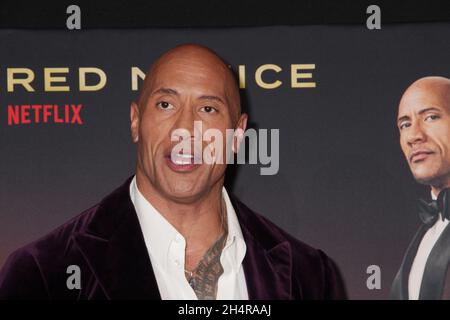 Dwayne Johnson 11/03/2021 die Weltpremiere von 'Red Notice' fand im La La Live Xbox Plaza in Los Angeles, CA. Foto von I. Hasegawa / HNW / PictureLux Stockfoto