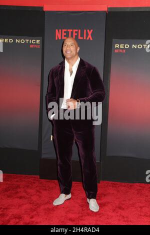 Dwayne Johnson 11/03/2021 die Weltpremiere von 'Red Notice' fand im La La Live Xbox Plaza in Los Angeles, CA. Foto von I. Hasegawa / HNW / PictureLux Stockfoto