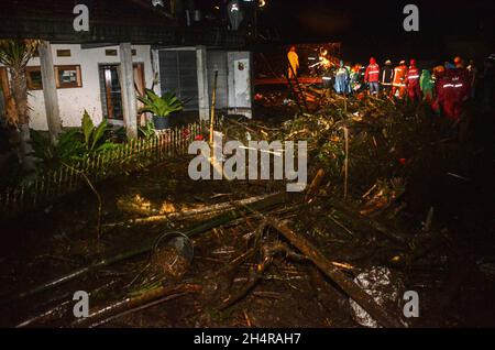 Malang, Ost-Java. November 2021. Mitglieder des Search and Rescue (SAR)-Teams suchen nach Opfern, nachdem am 4. November 2021 eine Sturzflut durch starke Regenfälle das Dorf Bulukerto in Malang, Ost-Java, Indonesien getroffen hat. Quelle: Aditya Hendra/Xinhua/Alamy Live News Stockfoto