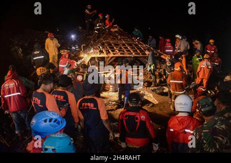 Malang, Ost-Java. November 2021. Mitglieder des Search and Rescue (SAR)-Teams suchen nach Opfern, nachdem am 4. November 2021 eine Sturzflut durch starke Regenfälle das Dorf Bulukerto in Malang, Ost-Java, Indonesien getroffen hat. Quelle: Aditya Hendra/Xinhua/Alamy Live News Stockfoto