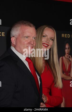 Anthony Michael Hall, Lucia Oskerova 11/03/2021 die Weltpremiere von "Red Notice" fand im La La Live Xbox Plaza in Los Angeles, CA. Foto von I. Hasegawa / HNW / PictureLux Stockfoto