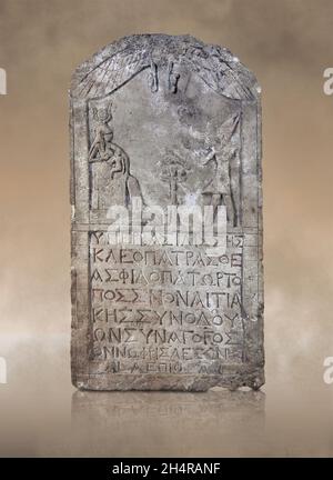 Alte ägyptische Stele von Cleopatre, 2. Juli 51 v. Chr., Ptolomäisches Königreich, Kalkstein. Der Louvre Museum im Jahr 27442. Inkriptisch auf Griechisch. Königin Kleopatra VII Stockfoto